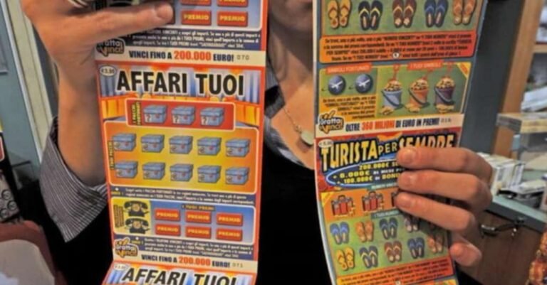 giocatori di lotto con schede e grattini