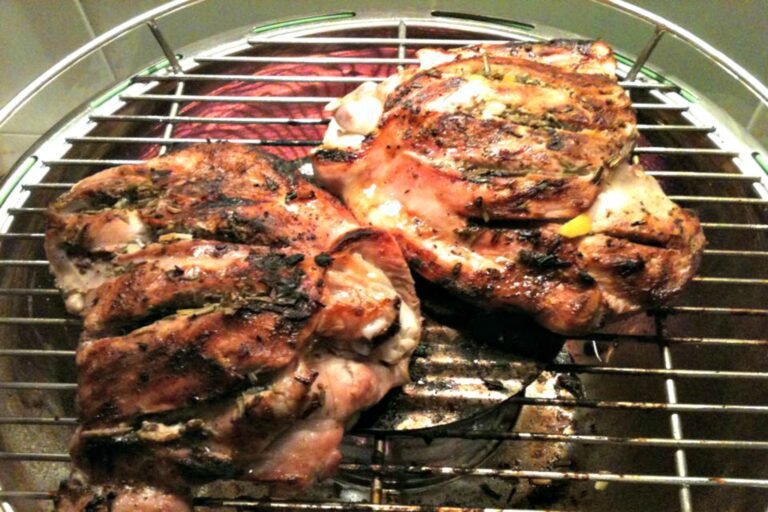 griglia di carne succulenta e colorata