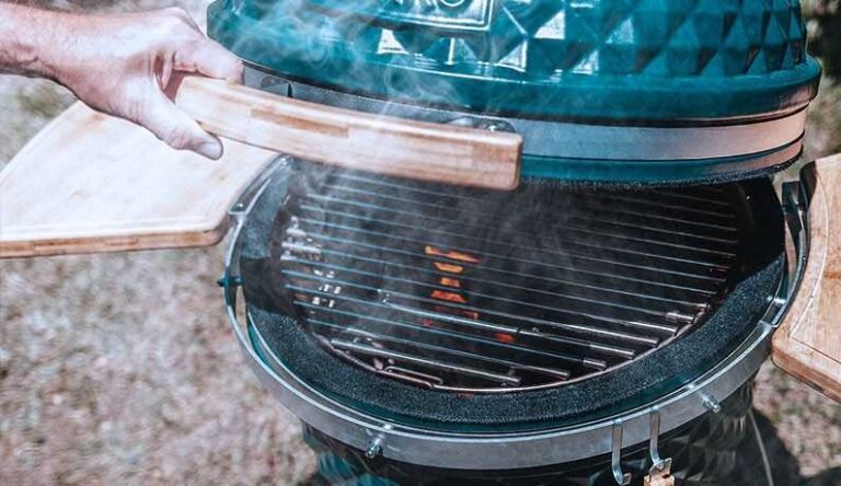 griglia fumante con piatti di carne