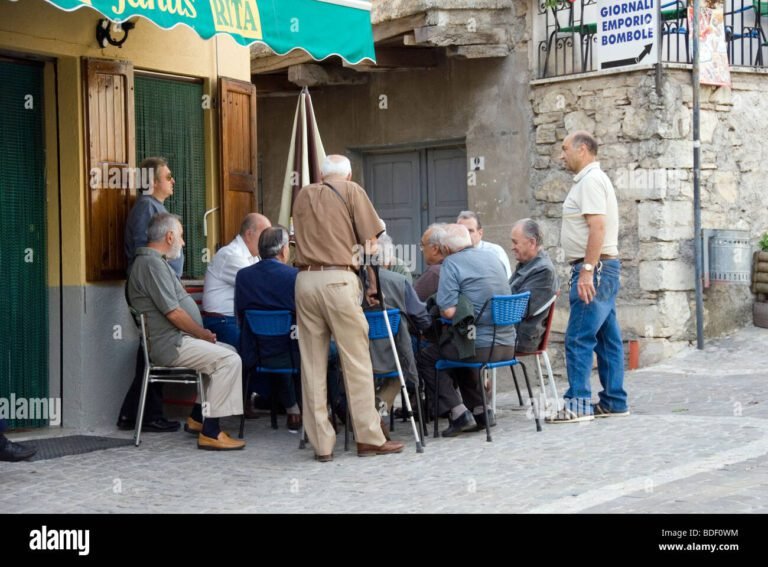 gruppo di uomini italiani in un bar