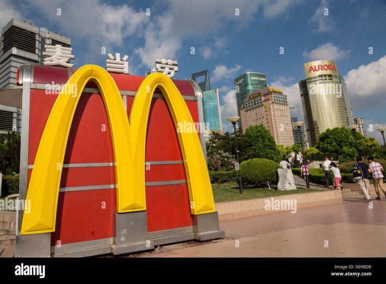 icona del mcdonalds con sfondo urbano