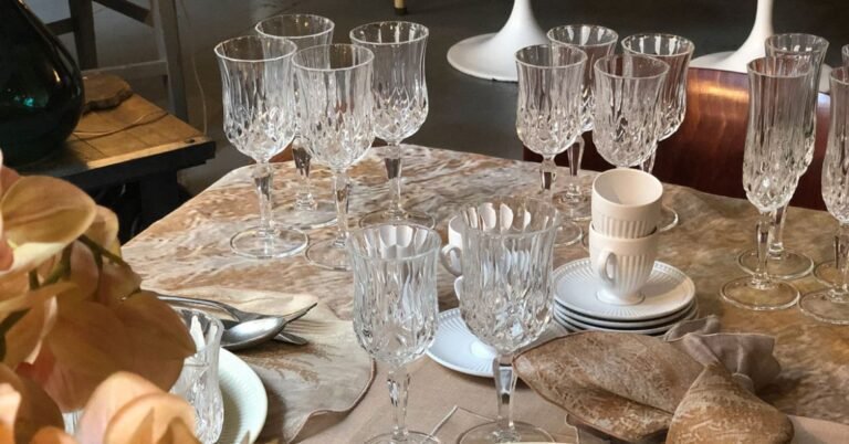immagine di un elegante tavolo apparecchiato
