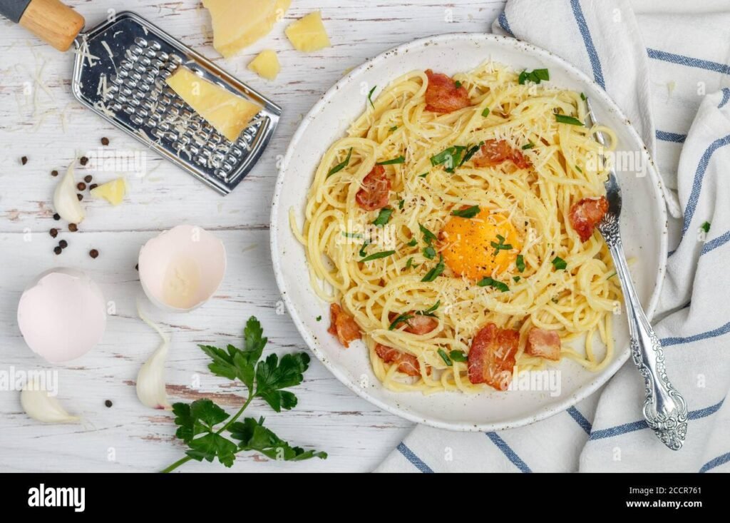 ingredienti della carbonara su un tavolo rustico