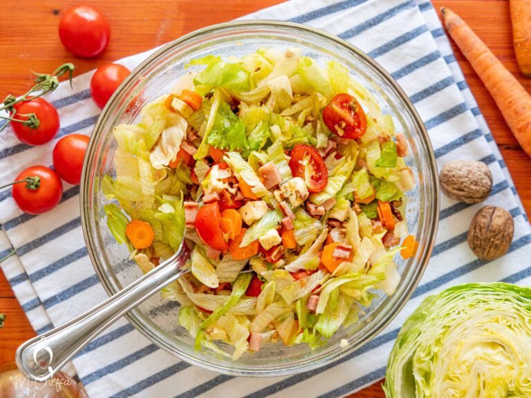 insalata fresca con ingredienti colorati