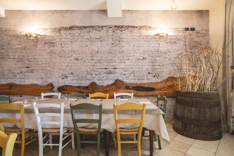 interni accoglienti di una trattoria tipica