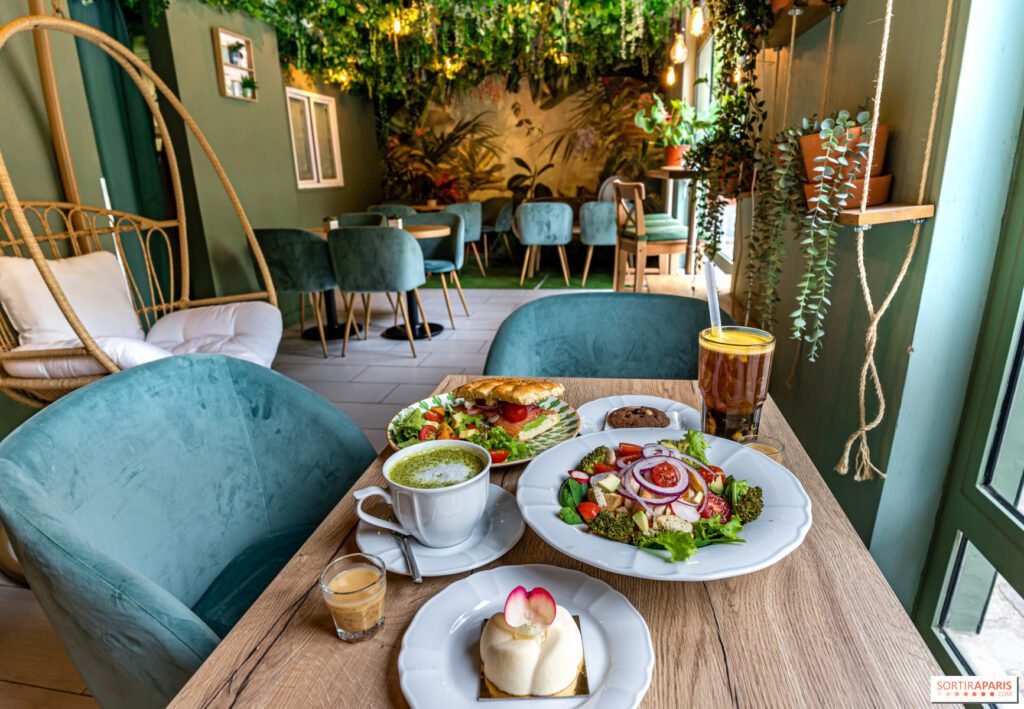 Quali sono le principali attrazioni del Royal Art Café a Roma 1 interno accogliente con arte e caffe