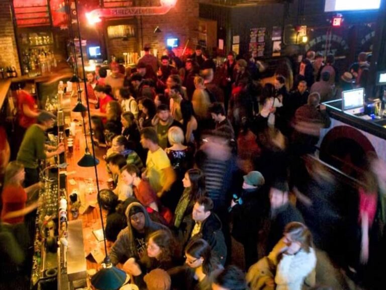 interno accogliente di un pub affollato