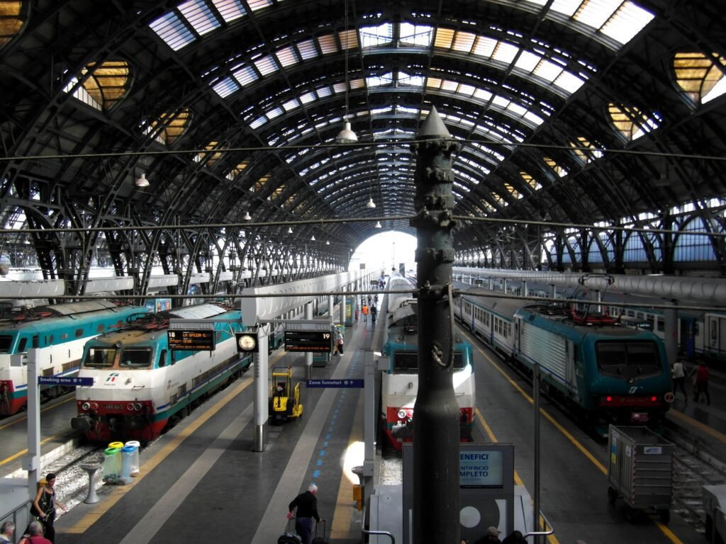 Quali servizi e informazioni offre la stazione dei treni di Cadorna a Milano