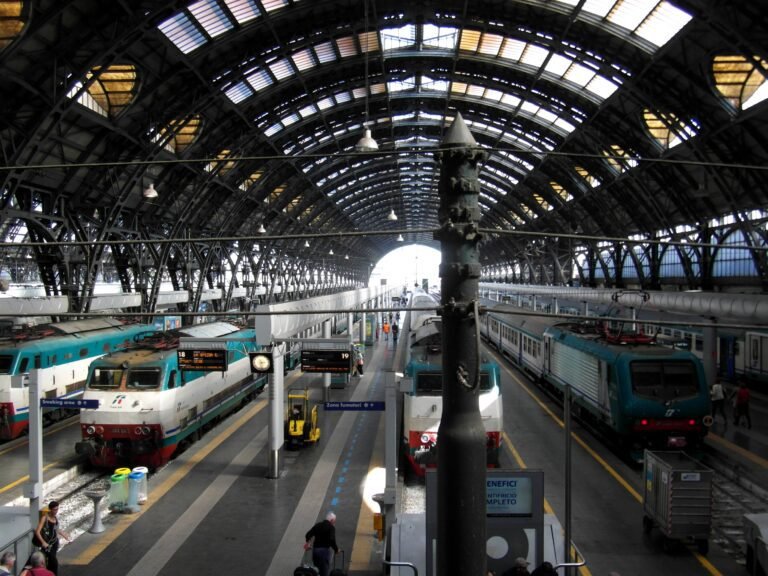 Quali servizi e informazioni offre la stazione dei treni di Cadorna a Milano 12 interno della stazione con viaggiatori e servizi