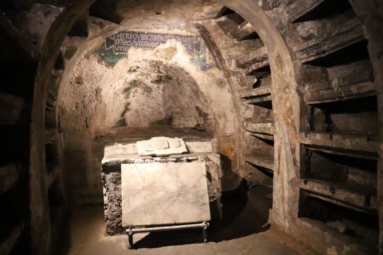 Cosa sapere sulle Catacombe di San Gaudioso a Napoli 20 interno misterioso di una catacomba antica