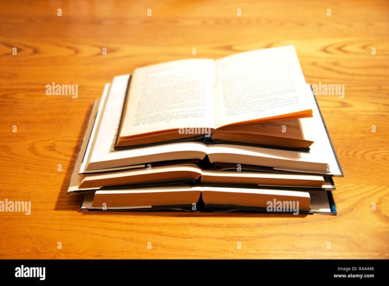 libri scolastici usati impilati su un tavolo