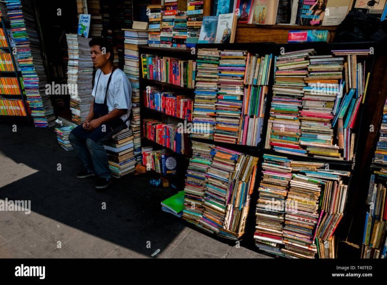 libri usati accatastati in una libreria