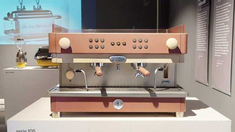 macchine da caffe diverse in mostra