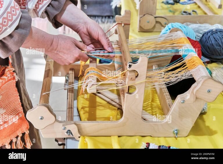 Cosa sono e come si realizzano i prodotti di "Tutti a mano di Luisa" 3 mani che creano artigianato colorato