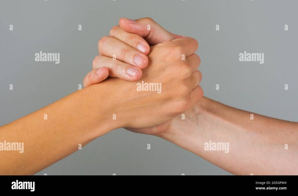 mani che si offrono in segno di pace