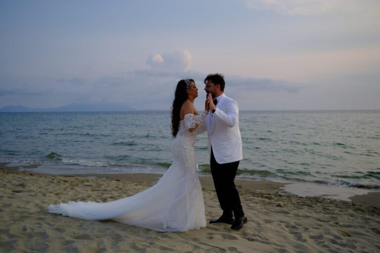 matrimonio romantico sulla spiaggia al tramonto