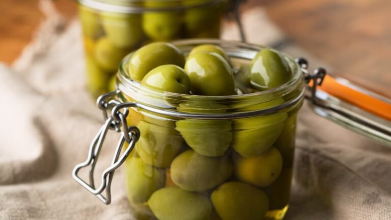 olive verdi fresche in un barattolo