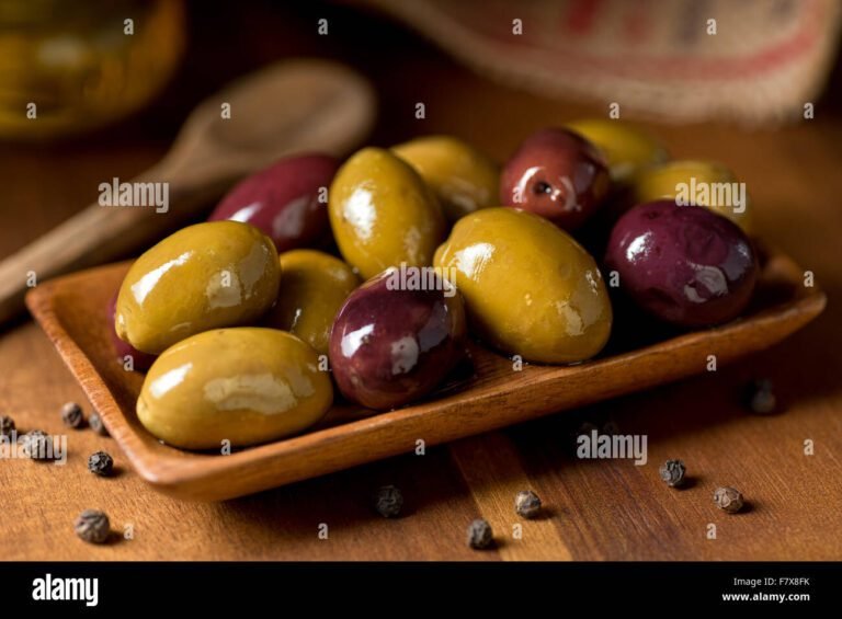 olive verdi su un tavolo rustico