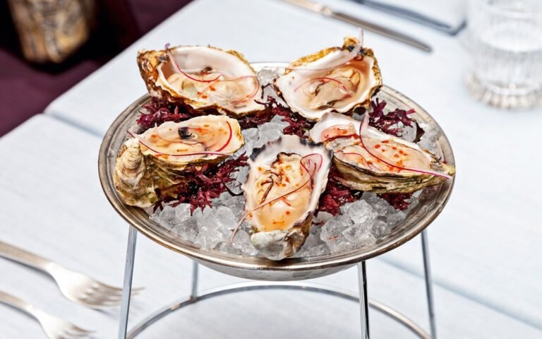 Cosa rende famosa l'ostrica ubriaca del Golfo Aranci 27 ostriche fresche su un piatto elegante