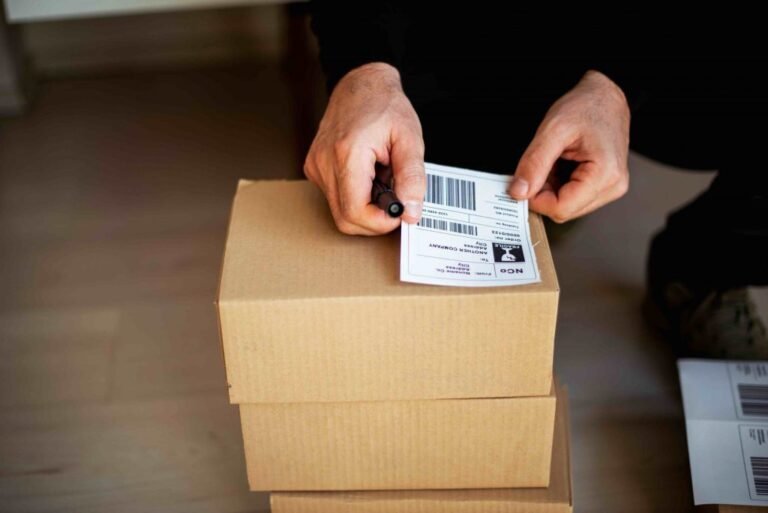 pacco postale aperto con etichetta di spedizione