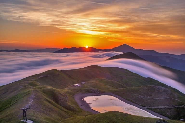 Che cos'è il tosco romagnolo e dove trovarlo in Romagna 20 paesaggio collinare della romagna al tramonto