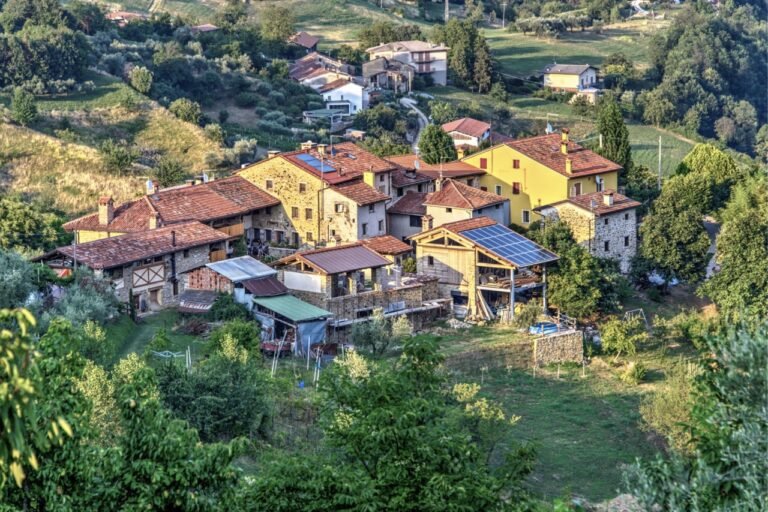 paesaggio rurale con agriturismo suggestivo