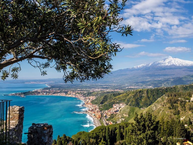 paesaggio siciliano con mare e montagna