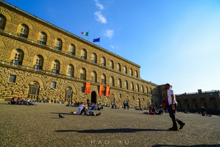 Quanto tempo è consigliato dedicare alla visita di Palazzo Pitti 1 palazzo pitti con visitatori esplorando