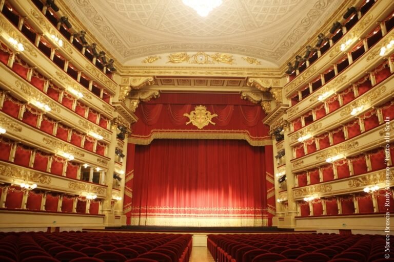 palco del teatro alla scala illuminato