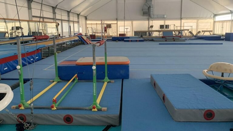 palestra di ginnastica artistica con attrezzi