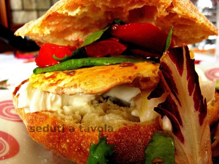 panino con pollo pomodoro e lattuga fresco