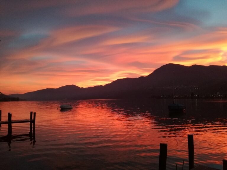 panorama del lago dorta al tramonto