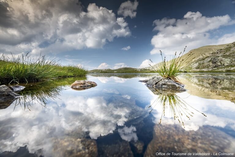 Quali sono le migliori gite di un giorno da Milano da non perdere 4 panorama delle alpi con lago sereno