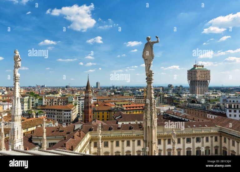 Quali sono le attrazioni e la storia di Milano in Via Col di Lana 11 panorama di milano con il duomo sullo sfondo