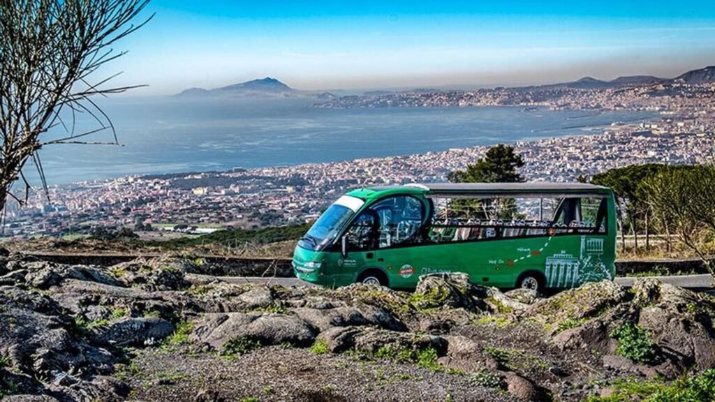 panorama di napoli con bus turistici