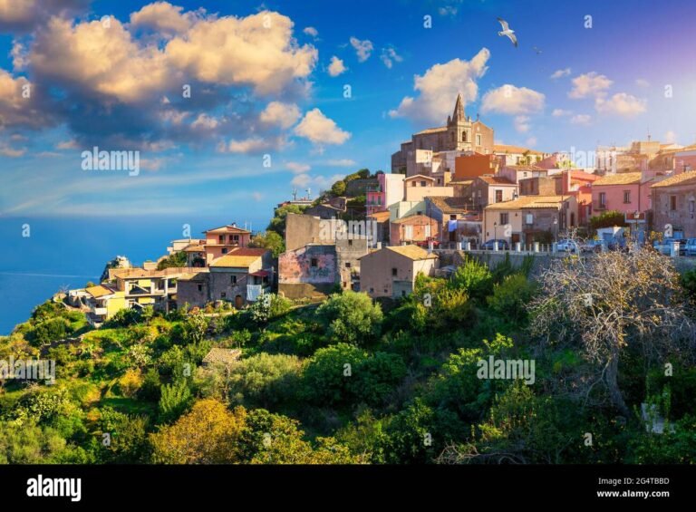panorama di un villaggio siciliano pittoresco