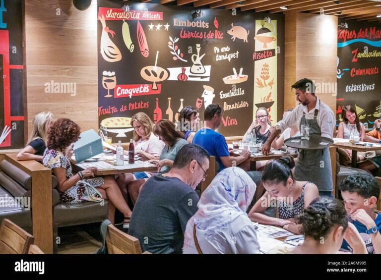 panoramica di un ristorante fast food affollato