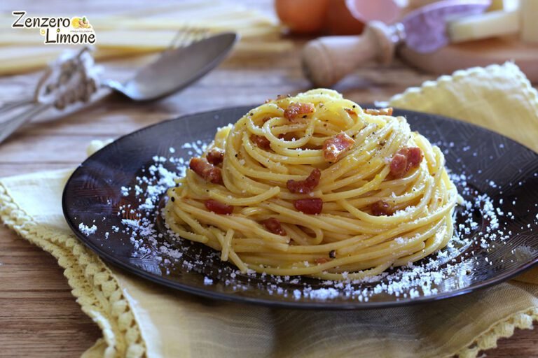pasta alla carbonara su un piatto rustico