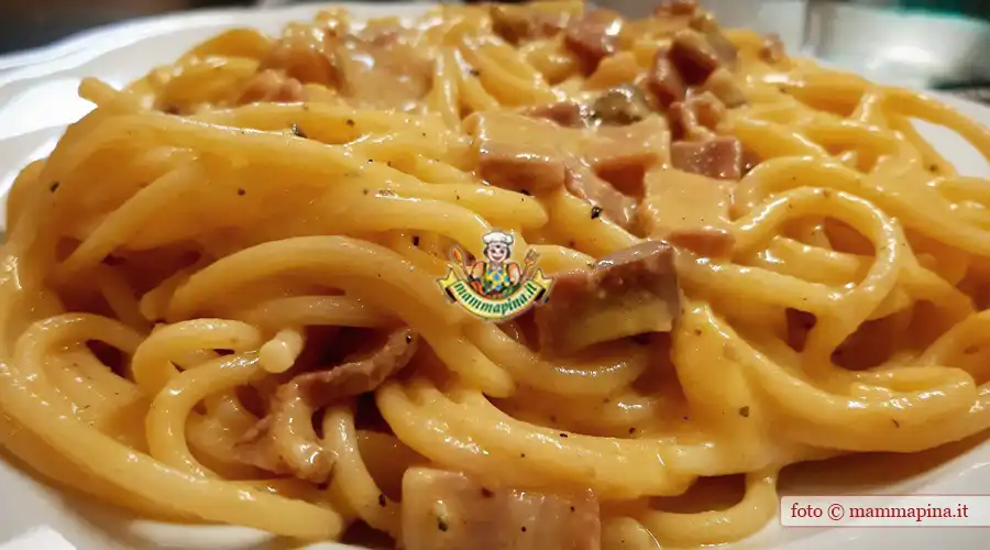 Qual è il ristorante dove mangiare la migliore carbonara a Roma 1 pasta alla carbonara su un tavolo romano
