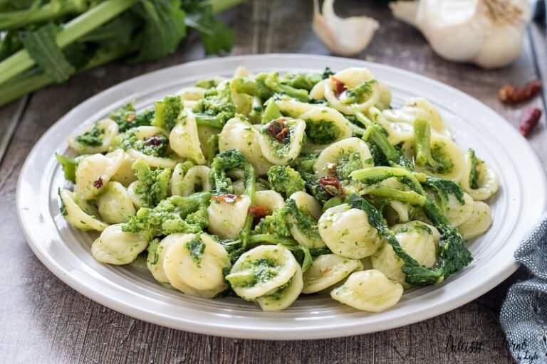 pasta con cime di rapa in un piatto