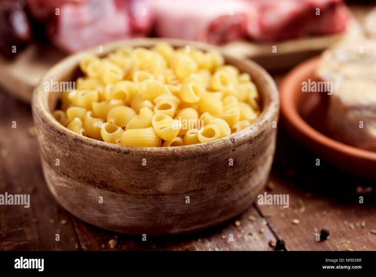 pasta corta in una ciotola rustica