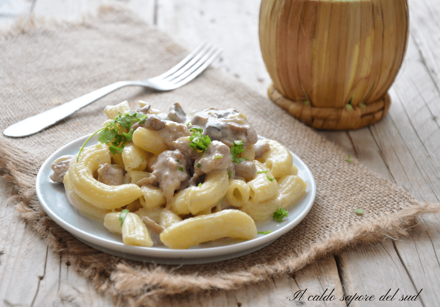 Come preparare un delizioso piatto di pasta con salsiccia, funghi e panna