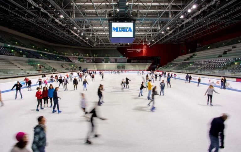 pattinatori su ghiaccio in una pista torinese
