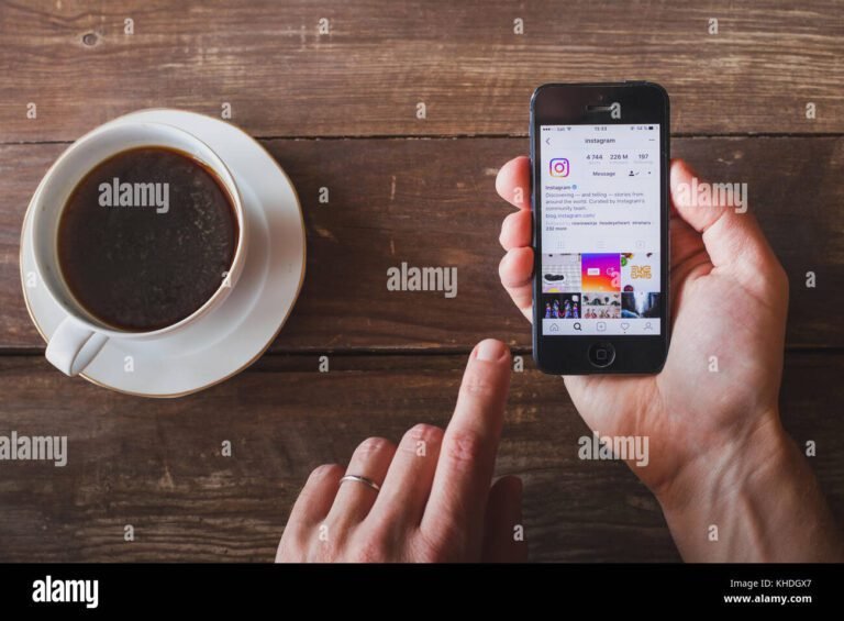 persona che utilizza un telefono per instagram
