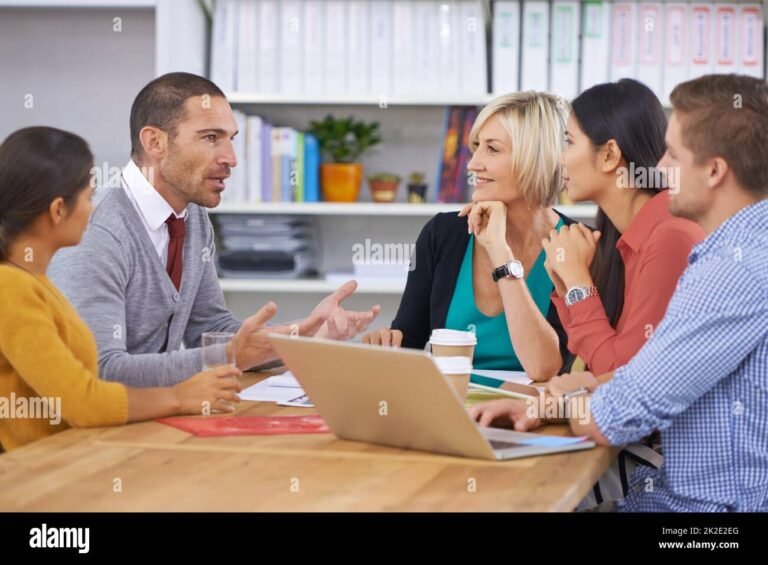 persone che discutono attorno a un tavolo