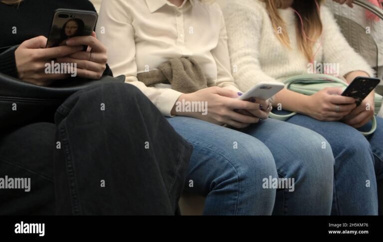 persone che utilizzano smartphone a piazza bologna