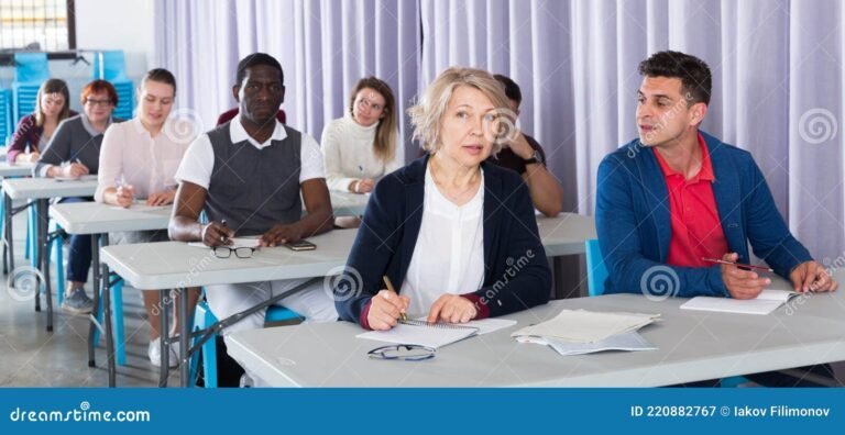 persone in aula durante una sessione di formazione