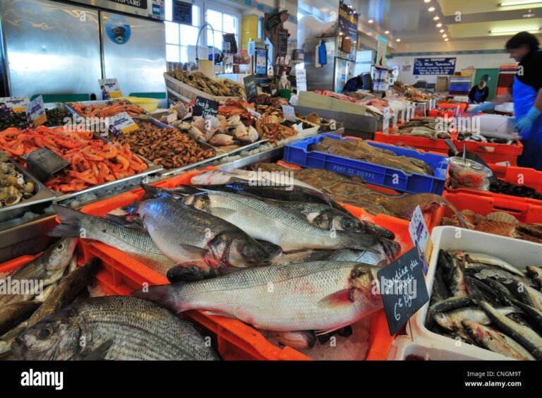 pesci freschi esposti in un mercato locale