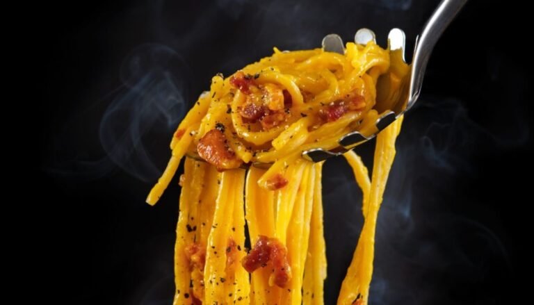 piatto di pasta alla carbonara fumante