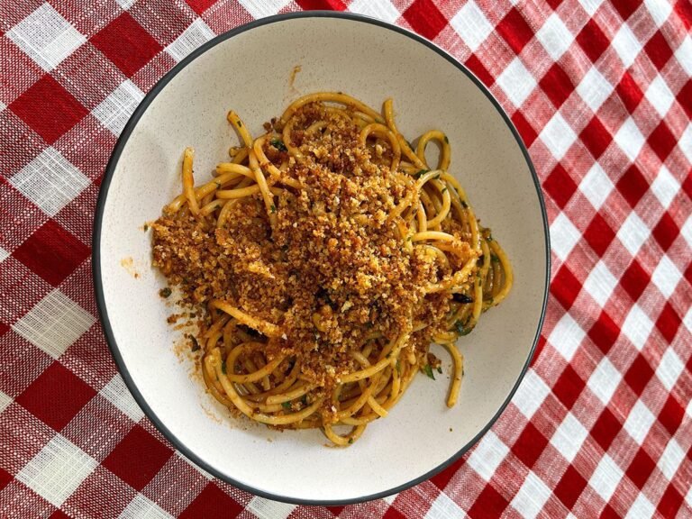 piatto di pasta siciliana ben impiattato